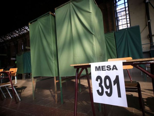 Mesa en local de votación en elecciones