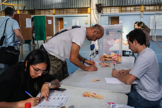 Personas votando en elecciones
