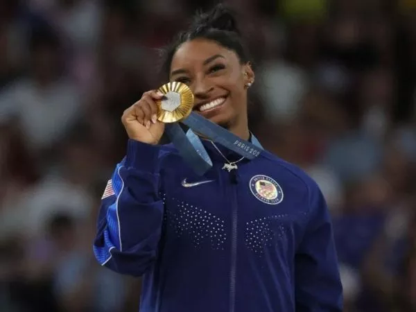 Simone Biles reveló en redes sociales los procedimientos estéticos a los que se ha sometido.