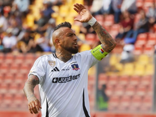 Arturo Vidal le respondió con todo a Ángel Maulén, director del bloque opositor en Blanco y Negro, quien criticó duramente al plantel de Colo Colo.