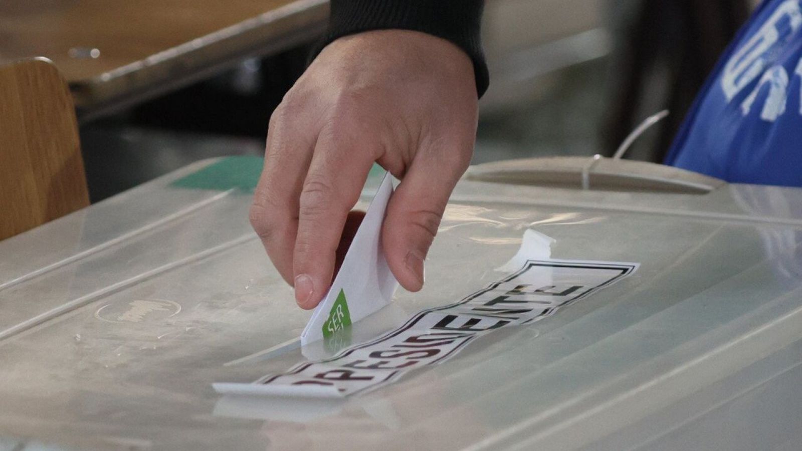 Mano votando en las elecciones 2025