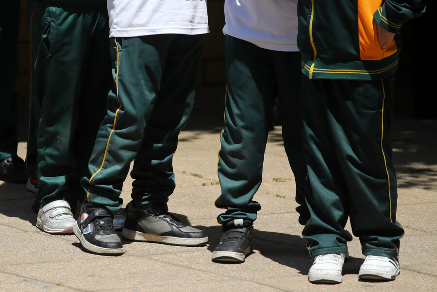 Niños en el patio de un colegio. Foto referencial SAE 2026