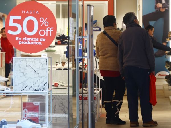 Personas comprando en un mall. Foto referencial comercio en Elecciones