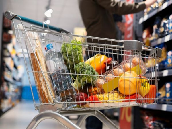 Carro de supermercado. Foto referencial horarios supermercados en Elecciones