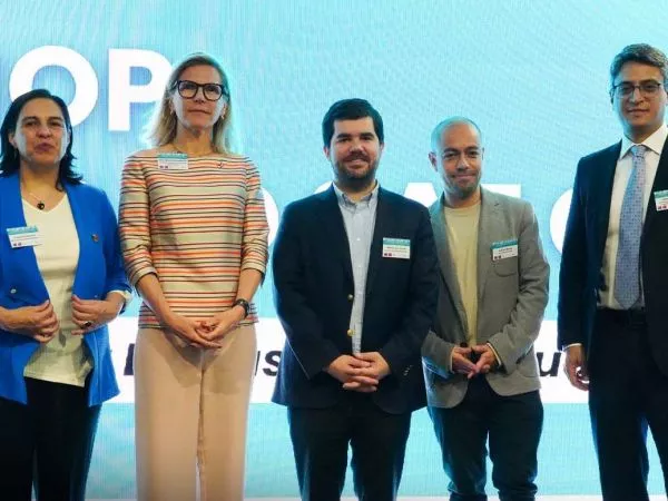 Autoridades del Ministerio de Transportes y la OACI presentan el Estudio de Factibilidad sobre Combustibles Sostenibles de Aviación (SAF) en Chile.