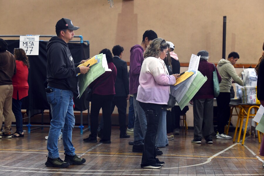 Personas votando en elecciones