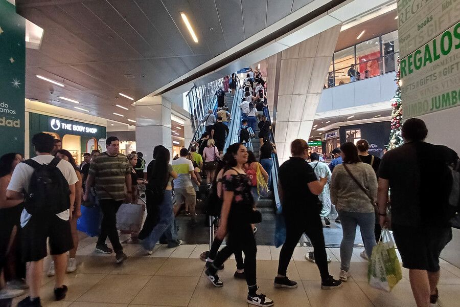 Personas comprando en el Costanera