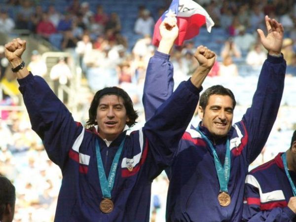 Iván Zamorano y Nelson Tapia con la medalla de bronce obtenida por Chile en Sídney 2000