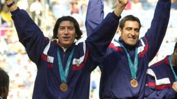 Iván Zamorano y Nelson Tapia con la medalla de bronce obtenida por Chile en Sídney 2000
