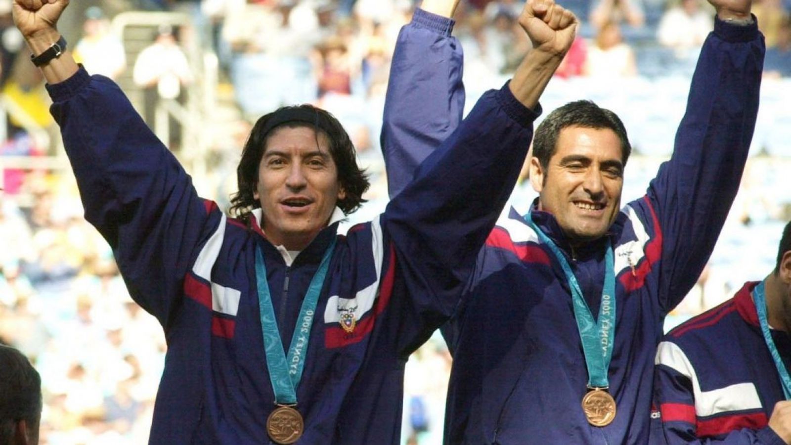 Iván Zamorano y Nelson Tapia con la medalla de bronce obtenida por Chile en Sídney 2000