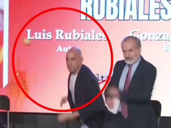 Luis Rubiales siendo atacado con huevos en el lanzamiento de su libro en Madrid