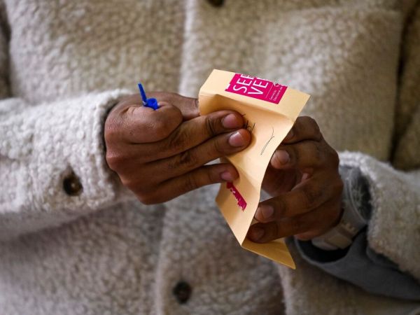 Persona sujetando un voto