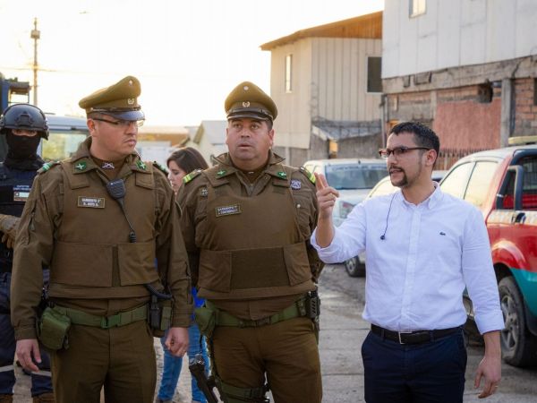 Alcalde de Peñalolén anuncia intervención contra feria navideña ilegal