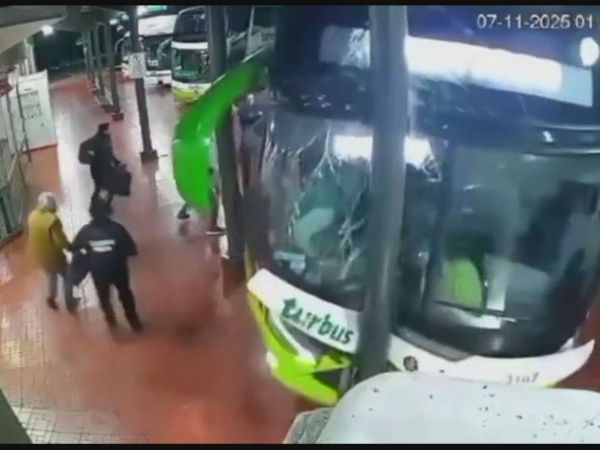 bus chocó contra poste en Los Ángeles