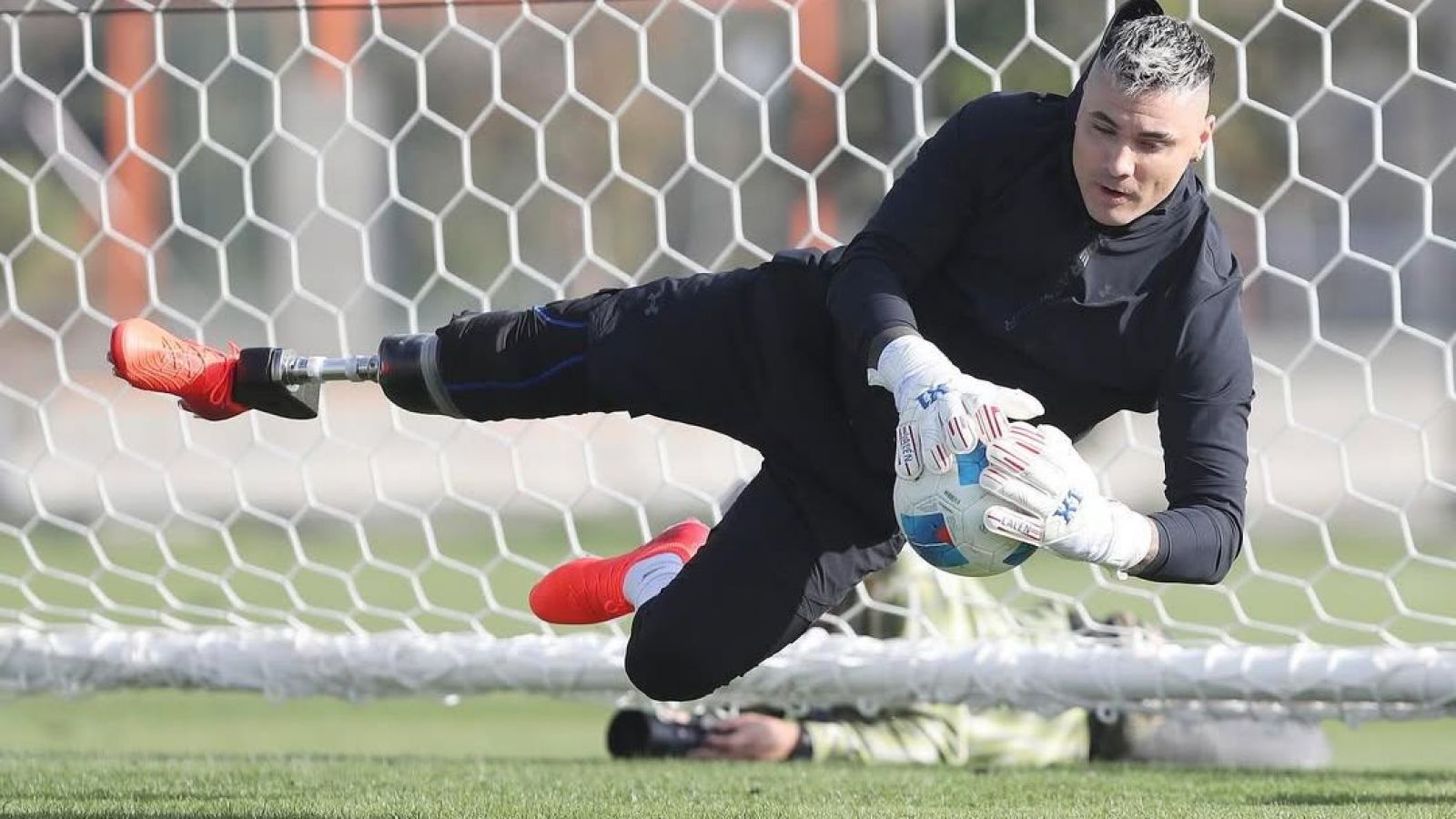 Cristóbal Campos busca volver al fútbol profesional tras sufrir la amputación de la pierna derecha.