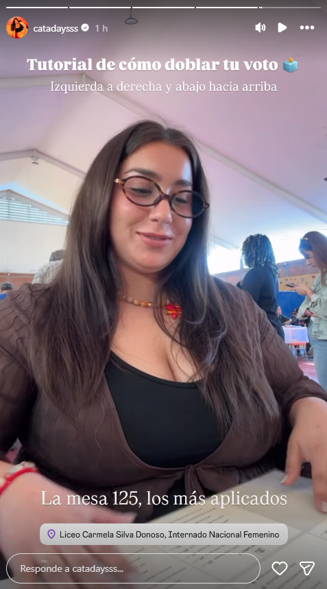 Cata Days enseñando a doblar los votos