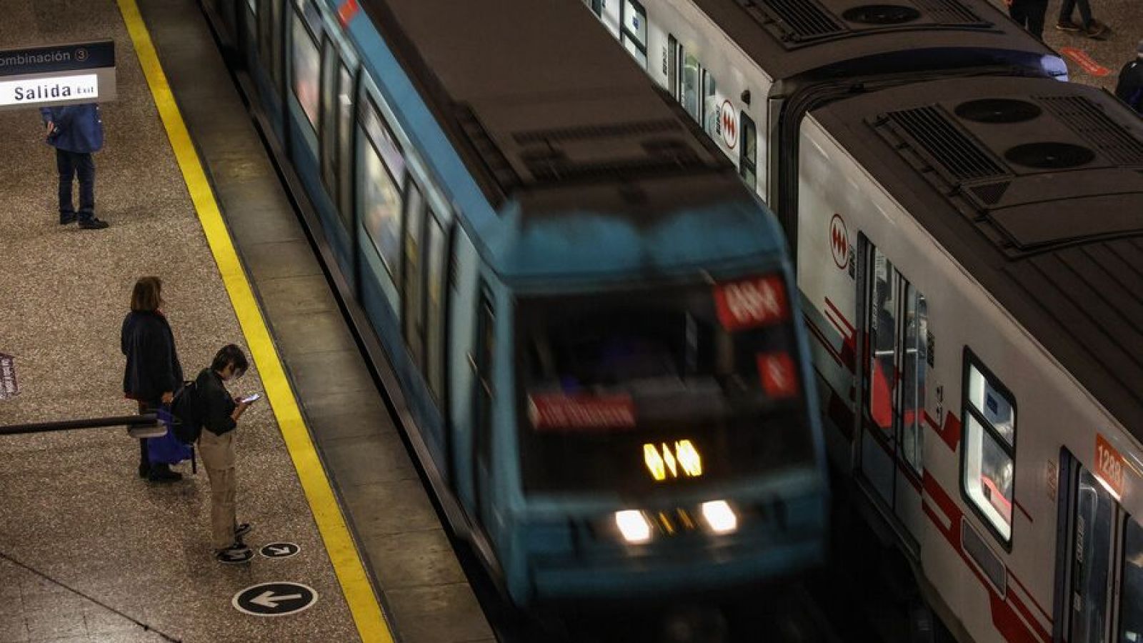 Metro de Santiago cierra estaciones en Línea 1 por persona en las vías