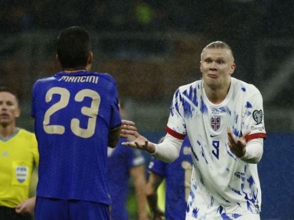 Erling Haaland en un partido entre Italia y Suecia