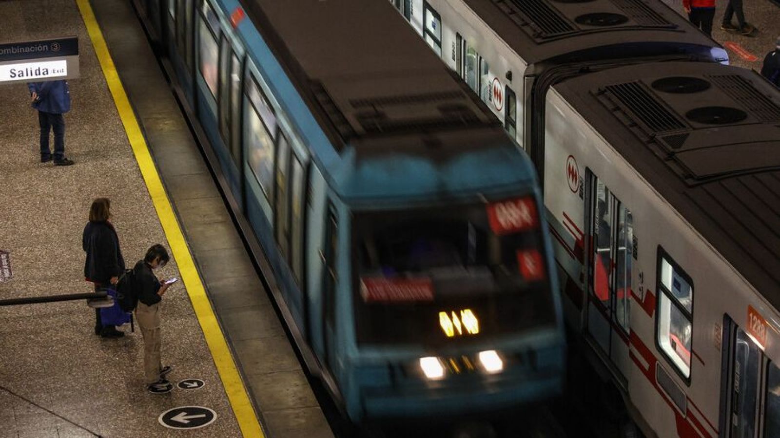 Metro de Santiago cierra estaciones de Línea 1 por persona en la vía