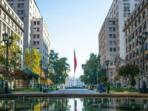 Vista aérea de una ciudad chilena con parques, áreas verdes y corredores ecológicos integrados al entorno urbano.