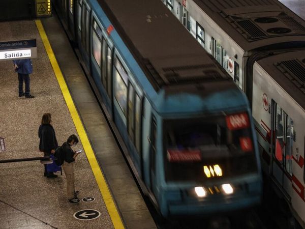 Metro de Santiago cierra estaciones de Línea 1 por persona en la vía
