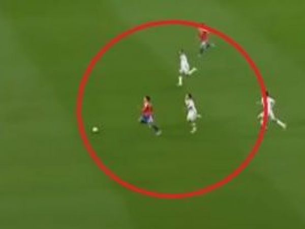 Alexander Aravena pierde un gol ante Perú