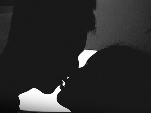 Dos personas besándose.