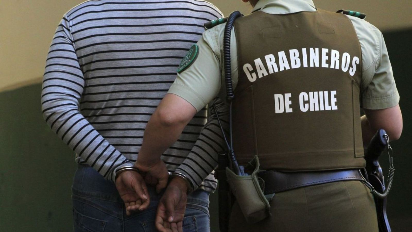 Imagen referencial/ hombre detenido por Carabineros.