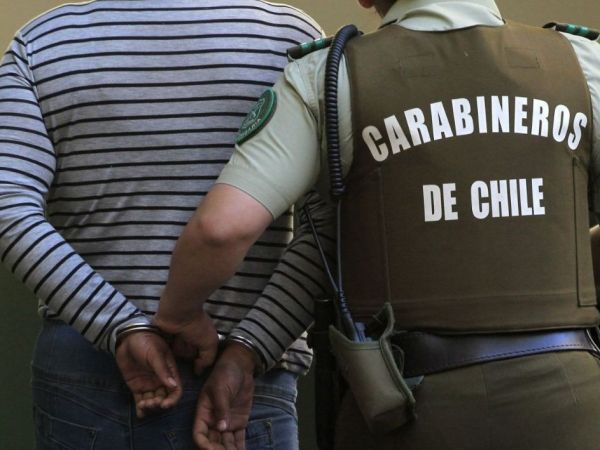 Imagen referencial/ hombre detenido por Carabineros.