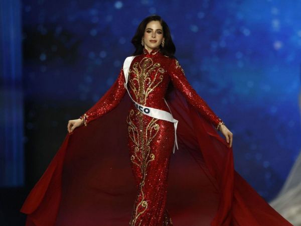Fátima Bosch en vestido rojo con detalles dorados en la final de Miss Universo 2025.
