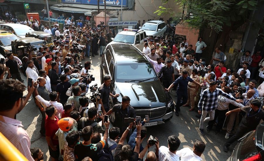 Público despide a Dharmendra