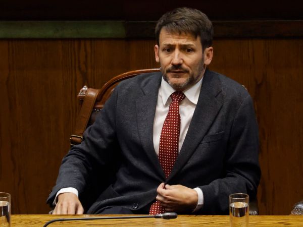 AC contra exministro Pardow