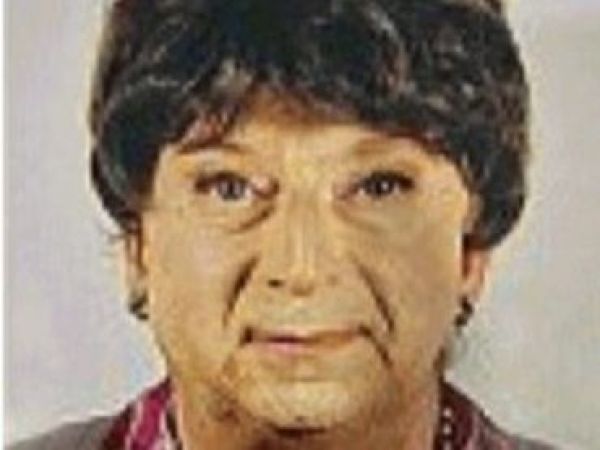 Dos fotografías de carnet de identidad: una de la madre fallecida y otra del hijo disfrazado.