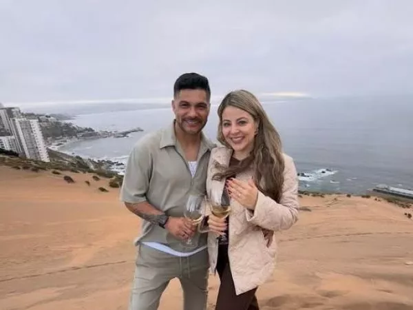 Reinaldo Navia sorprendió en redes sociales con su petición a su pareja, Stephania Valadez.