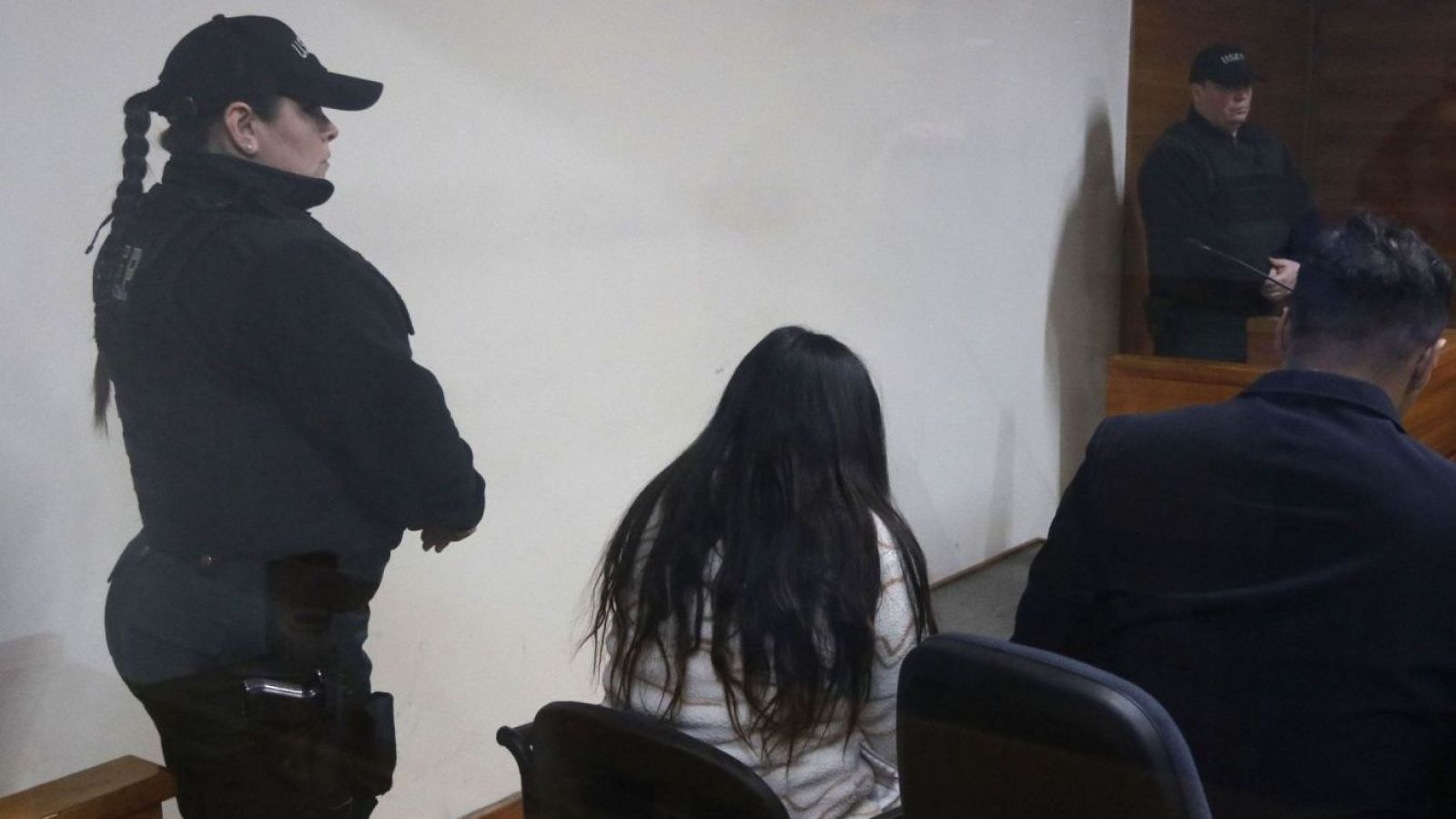 Piden indultar a mujer que asesinó a si expareja por violar a su hija