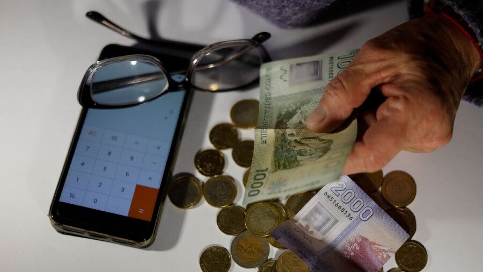 Mujer pensionada y billetes/monedas