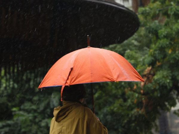 Persona con paraguas bajo la lluvia en Santiago