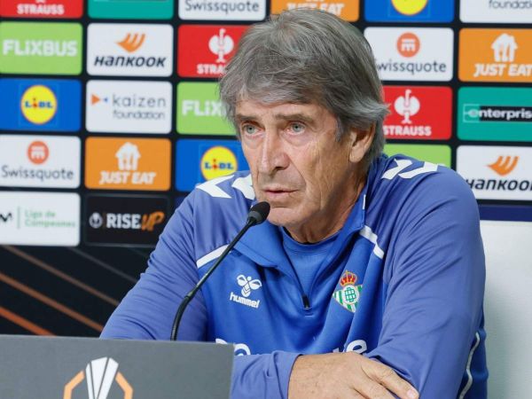 Manuel Pellegrini dando una conferencia de prensa