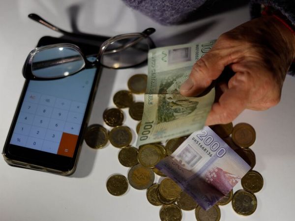 Mujer pensionada y billetes/monedas