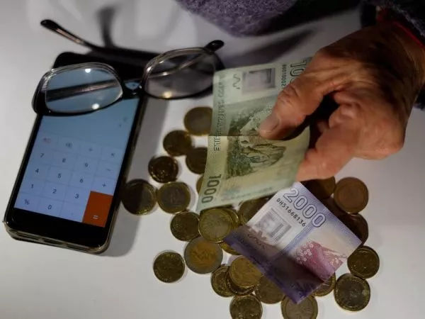 Mujer pensionada y billetes/monedas