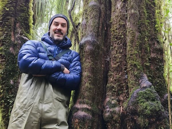 Investigador de la UACh estudiando los bosques-humedal de temo y pitra en el sur de Chile.
