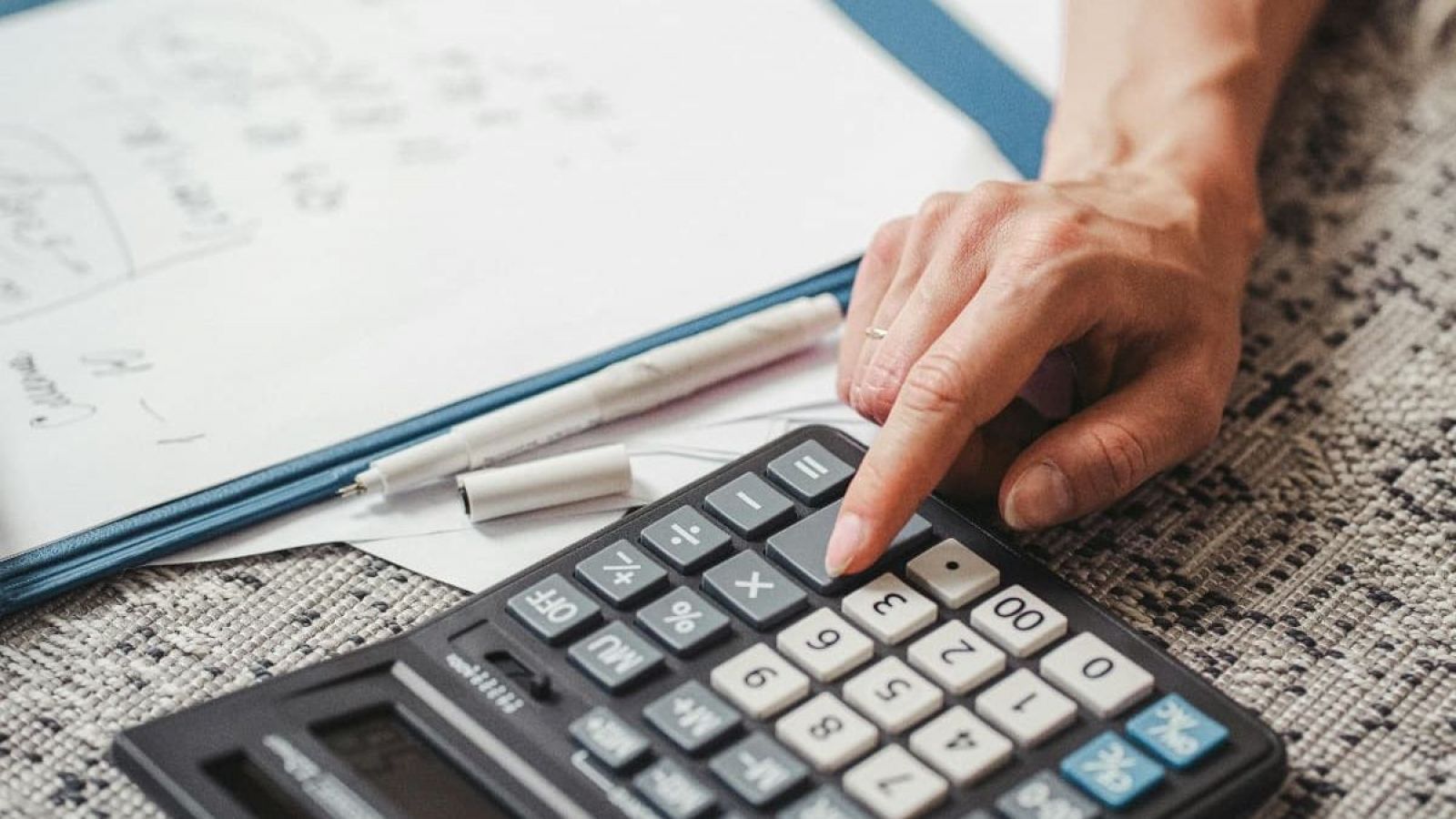 Persona con una calculadora. Coopeuch