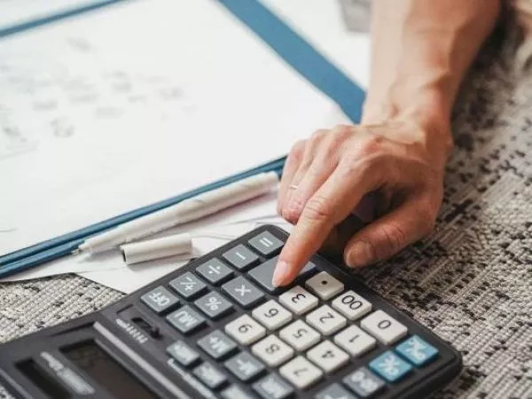 Persona con una calculadora. Coopeuch