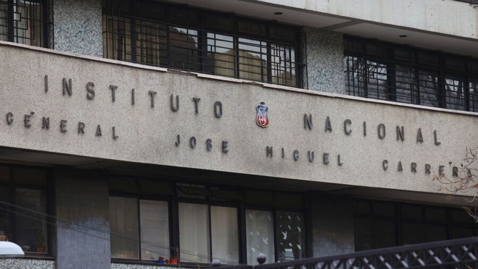 Encapuchados lanzan bencina y golpean a profesoras del Instituto Nacional
