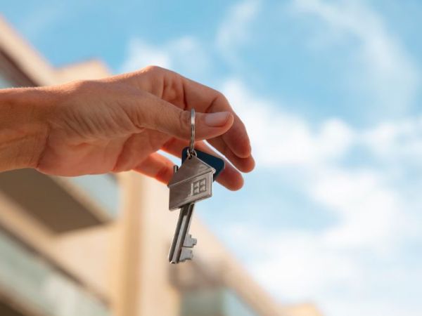 Mano sujetando llaves de una vivienda. Foto referncial subsidio DS1 del Minvu