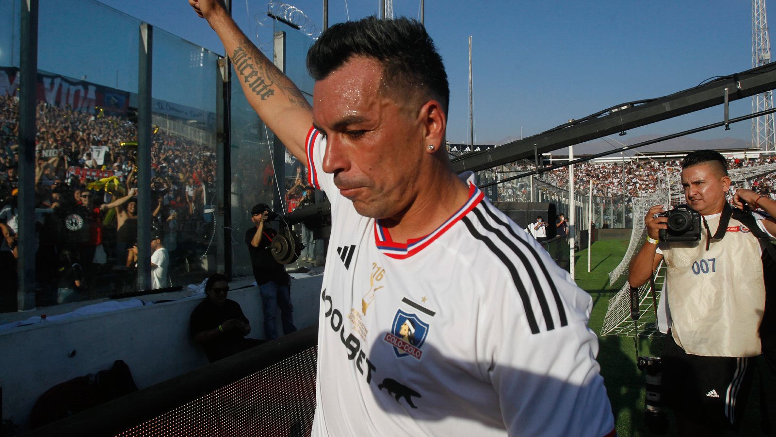 Esteban Paredes con la camiseta de Colo Colo