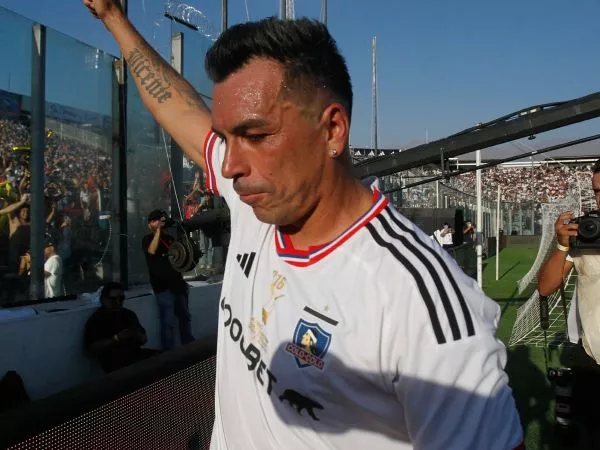 Esteban Paredes con la camiseta de Colo Colo