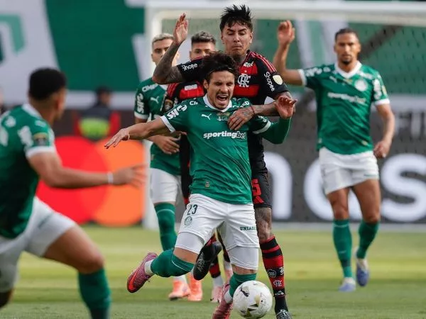 Erick Pulgar cometiendo infracción ante Palmeiras