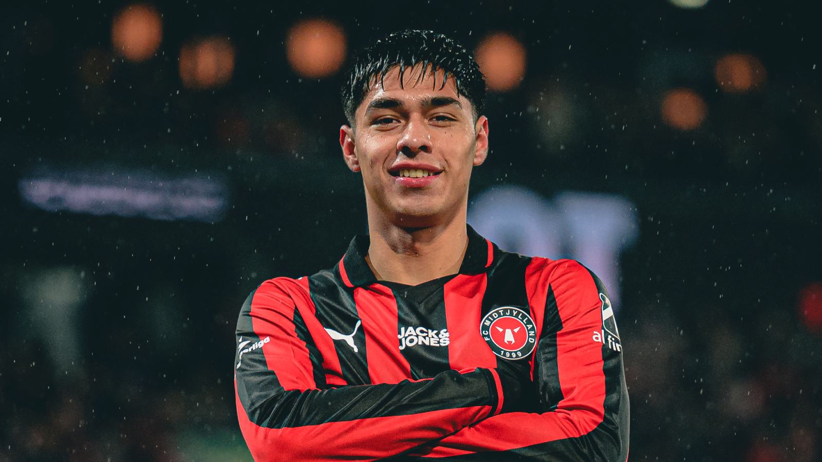 Darío Osorio celebrando su gol por el FC Midtjylland