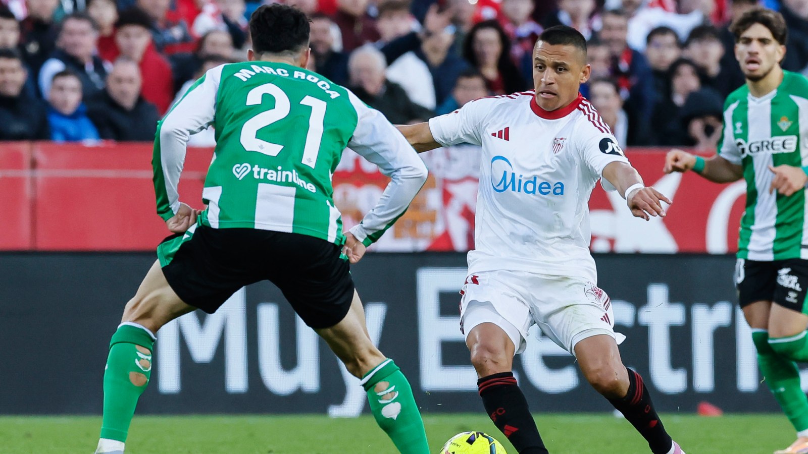 Alexis Sánchez jugando contra el Real Betis